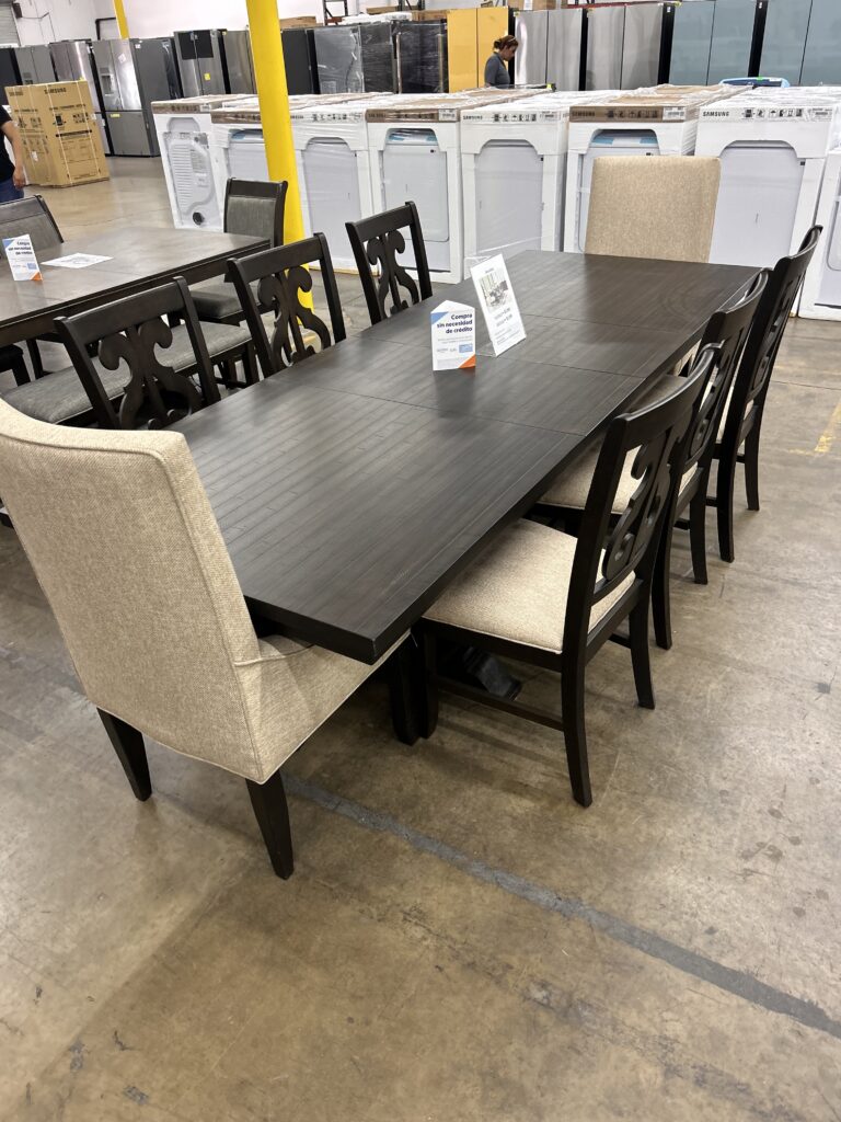 Dining Room table with leaf and 8 chairs